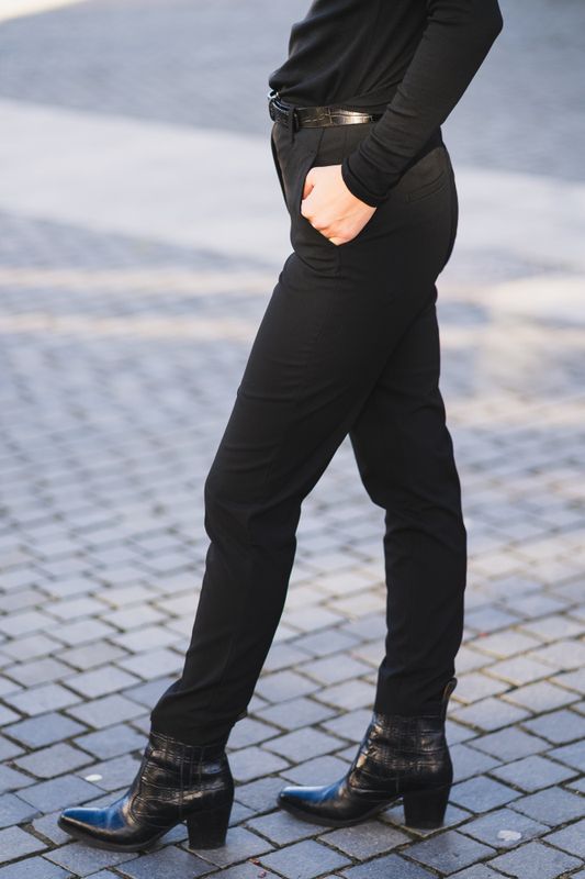 Julia 285 Black 