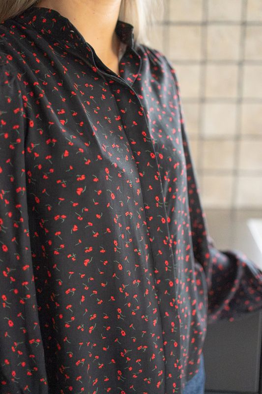 Sabby LS Shirt Black W Red Flower 