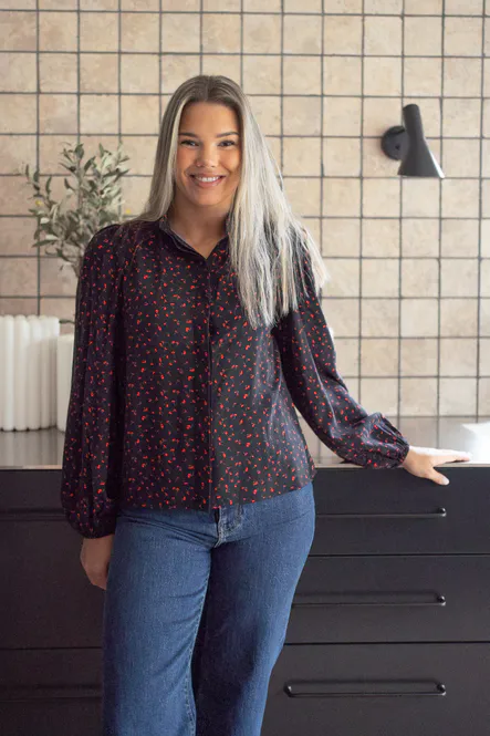 Hovedbilde Sabby LS Shirt Black W Red Flower 