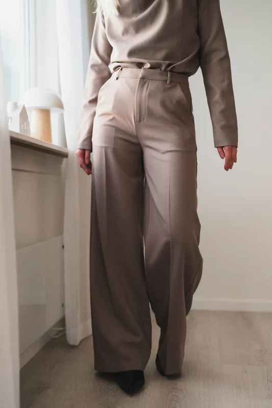 Reign Tailored Extra Wide Taupe Grey 