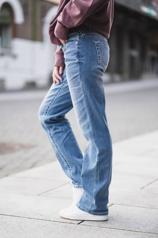 Sarah Low Rise Straight Medium Wash 