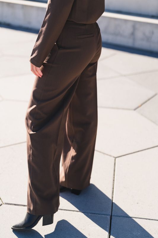 Reign Tailored Extra Wide Brown 