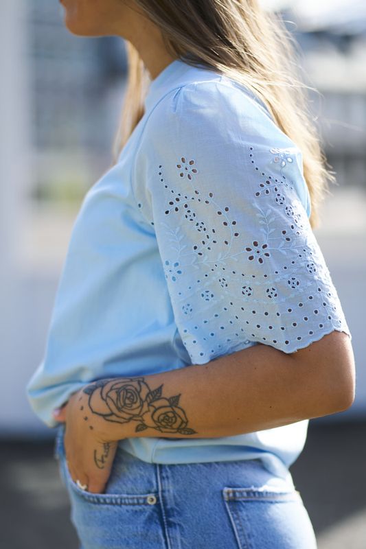 Lex SS Top W. Emb Sleeves Clear Sky 
