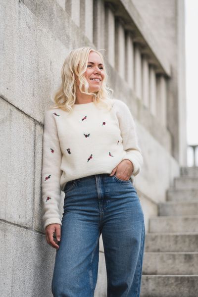 Hovedbilde Amalie Pullover EMB Egret/Port Flower 