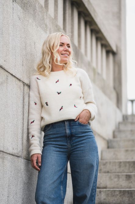 Hovedbilde Amalie Pullover EMB Egret/Port Flower 