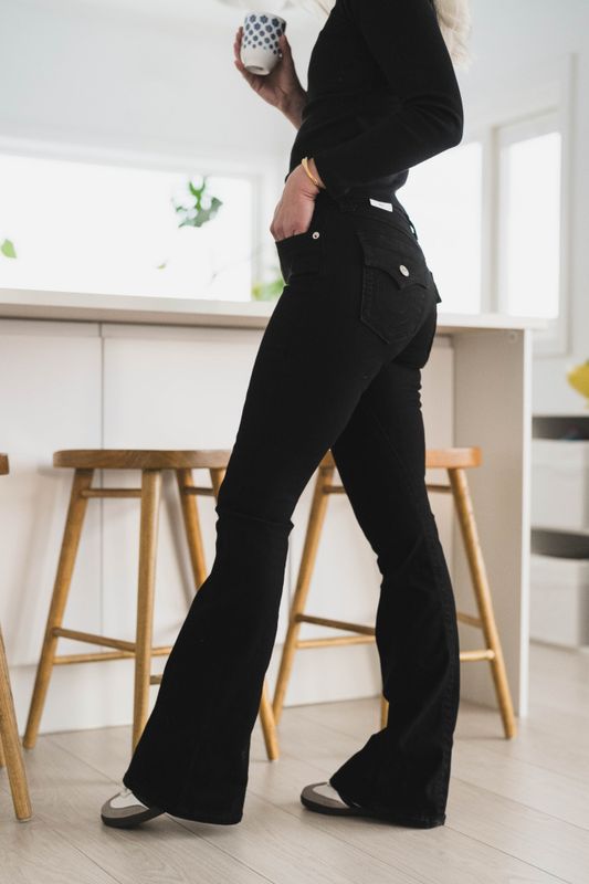 Joey Mid Rise Flare Flap Black Body Rinse 
