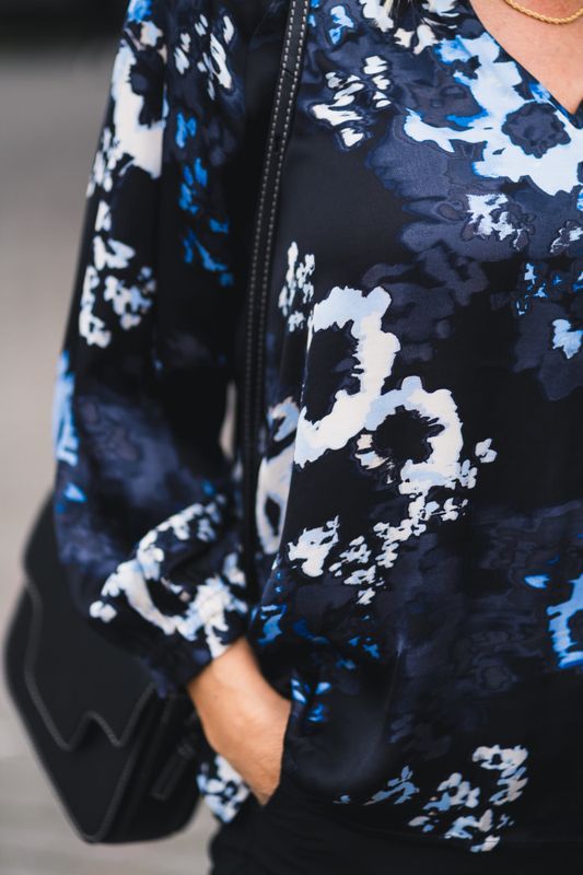Elsia Blouse Dark Navy Blurred Flower