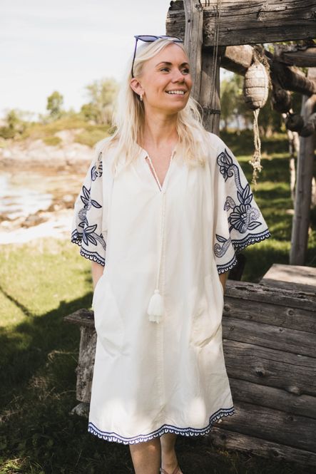 Hovedbilde Breanna Dress Whisper White W Blue Emb